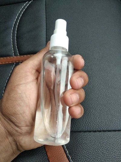洗手液和喷雾瓶放在手边
