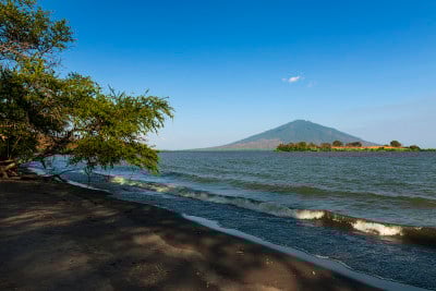 尼加拉瓜湖的奥米特佩岛海滩，背景是一座火山
