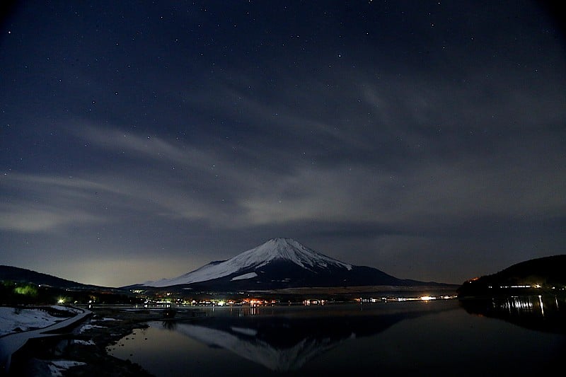 月光下的富士山