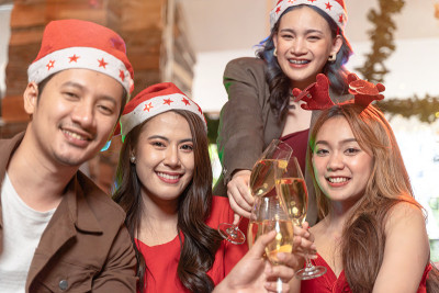 漂亮的亚洲朋友男女聚会庆祝。幸福朋友平安夜庆功晚宴配美食香槟酒。人们在快乐的时刻谈笑风生。