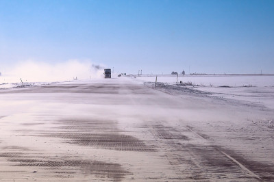 冬天的风和吹雪在主要的高速公路上