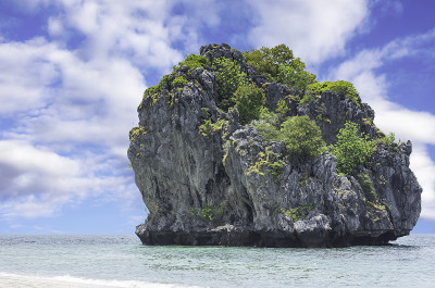 美丽的兰卡威岛在海上和云在天空在春丰，泰国。