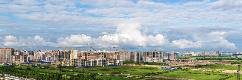 城市上空的云朵