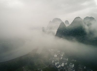 云景和丘陵的鸟瞰图
