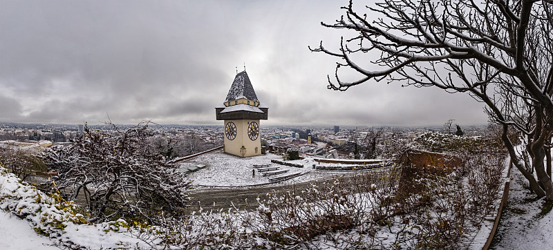 格拉茨Schlossberg山上的地标Uhrturm在下雪的冬天