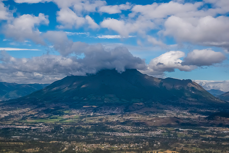 火山景观与云景。