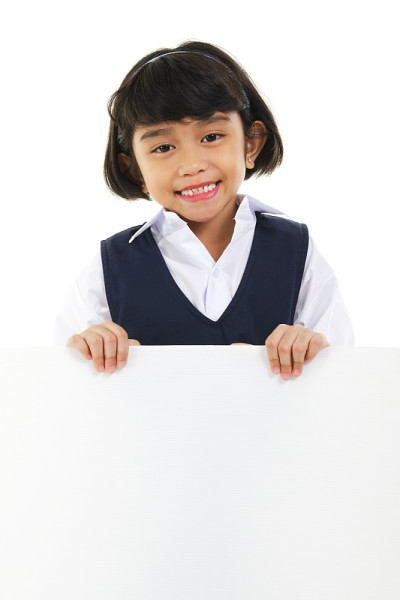 一个东南亚女学生拿着一块白板