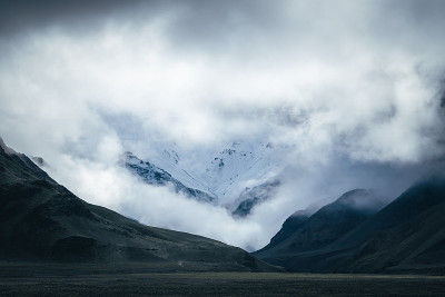 雪山隐藏在山峰之间