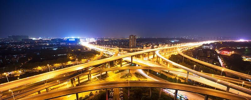 夜晚杭州市区十字路口交通繁忙