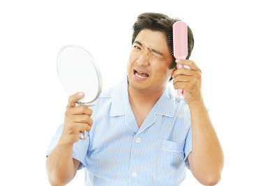 男人在梳头
