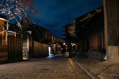 日本京都八坂宝塔和三能坂街夜景