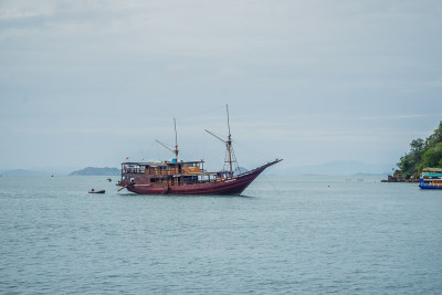海湾里的传统印尼船