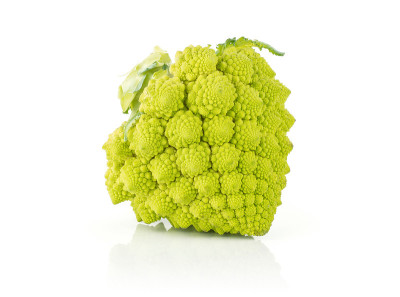 新鲜的绿色罗马花椰菜孤立在白色