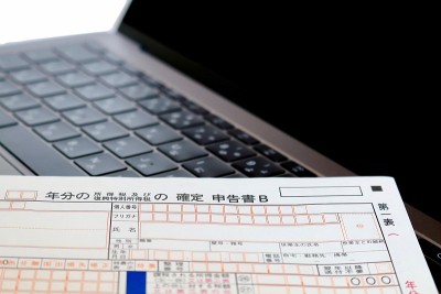 报税表和笔记本电脑