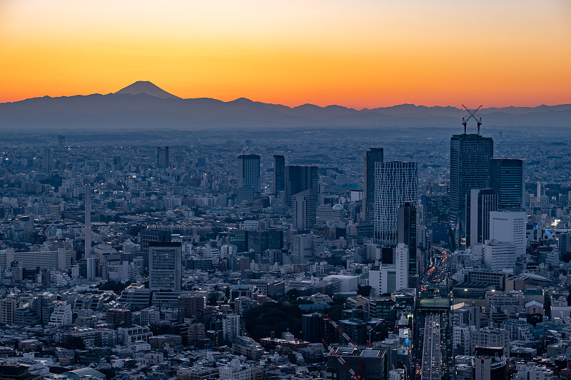 日落后的天空，从六本木直升机场看到的富士山的剪影和建筑组。