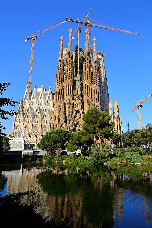 圣家大教堂。它由建筑师安东尼奥·高迪(Antonio Gaudi)设计，从1882年开始在人们的捐赠