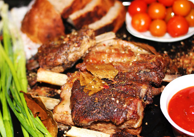 用香料炸骨头上的肉