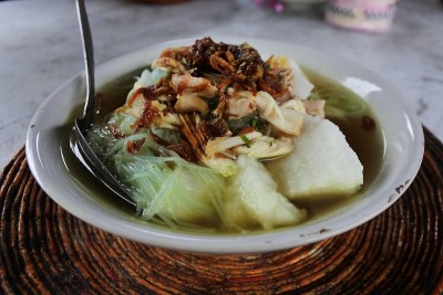 巴厘岛的“soto ayam”使用赖土帕，不同于其他地区使用大米。