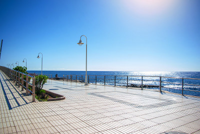 海滩上铺满铺路板和灯笼的堤岸