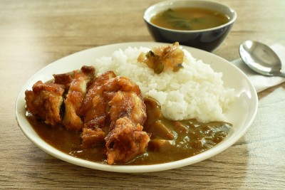 炸鸡配日本咖喱，配米饭，酸菜片