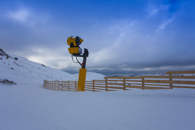 雪山在冬季的山坡上滑雪