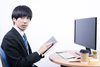 年轻男性办公室职员