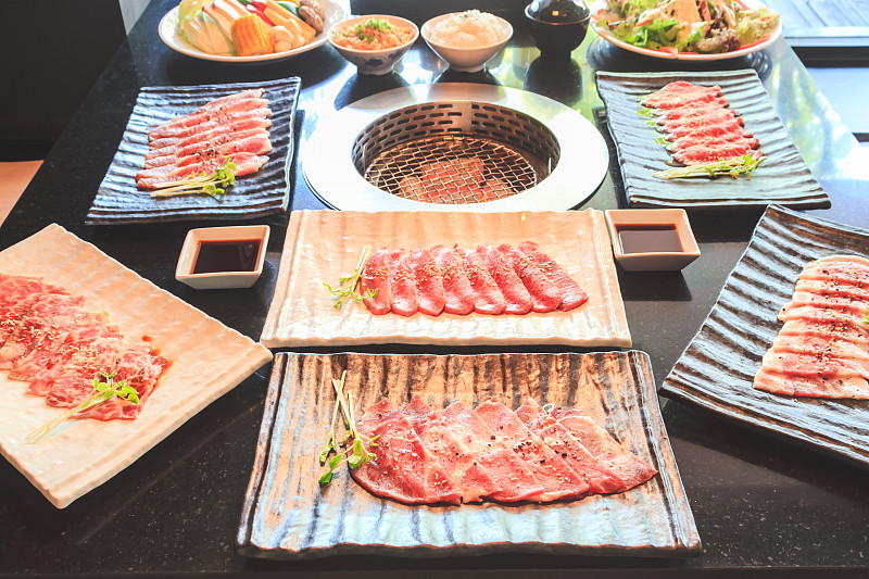 用于烧烤的牛肉和猪肉片，日本料理，烧肉片