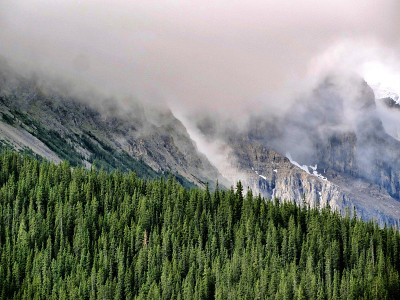 加拿大落基山脉，萨斯喀彻温穿越风景秀丽的山景和风景