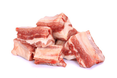 生肉。五花肉，白底排骨