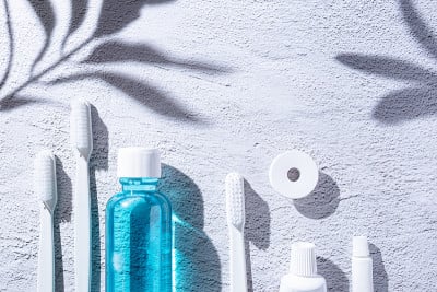 个人牙科卫生用品。漱口水、牙刷、牙膏和牙线。