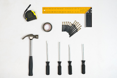 在白色背景上建造的工具集合