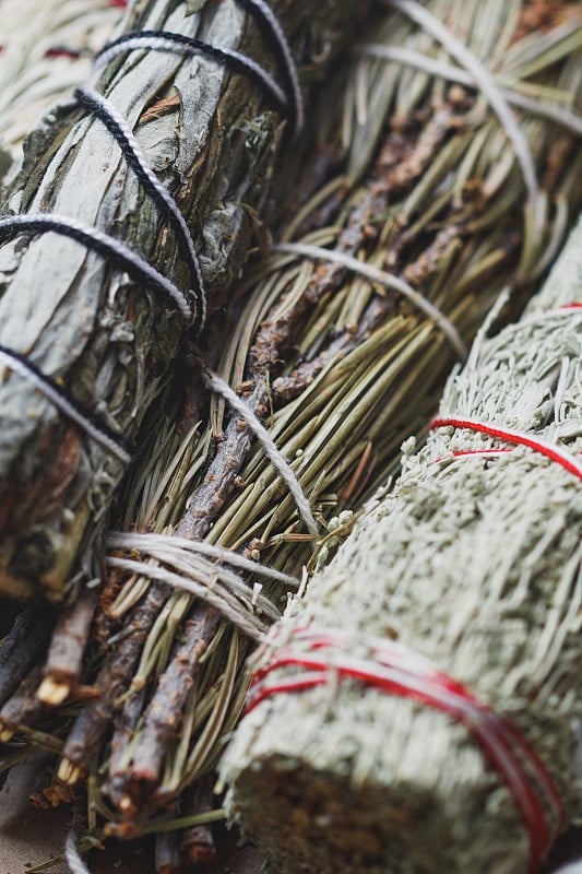 近距离拍摄的干燥草药的包扎枝:鼠尾草，艾草，松树和杜松