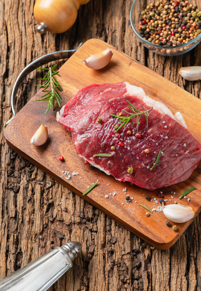 将新鲜牛肉加盐蒜制成牛排