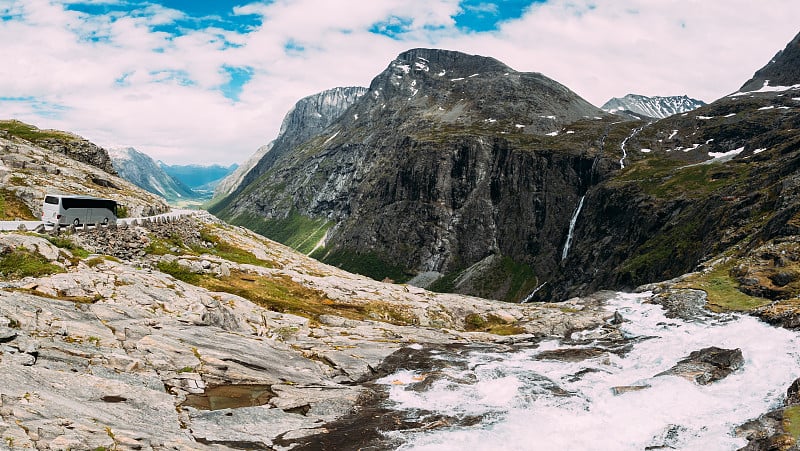 Trollstigen、本市、挪威。公共汽车在斯蒂格福森瀑布附近的路上行驶。著名的山道巨怪。挪威地标