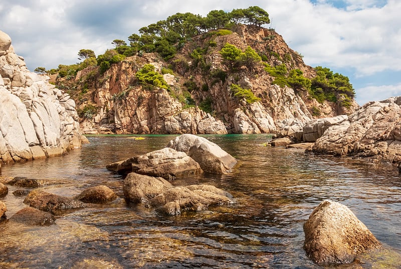 西班牙加泰罗尼亚的Tossa De Mar。风景如画的布拉瓦海岸有美丽的海滩和干净的绿松石水。