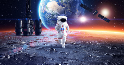 勇敢的宇航员在行星表面慢动作奔跑。