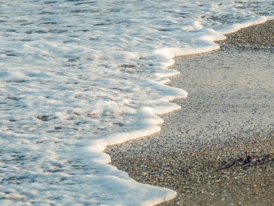 海水在沙滩上激起泡沫