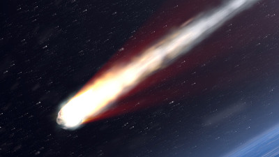 炽热的小行星流星燃烧在地球大气层，现实的视觉