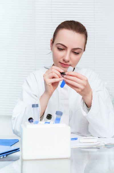 一个年轻科学家为实验贴标管的肖像