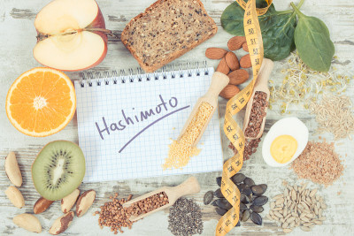 营养成分和桥本铭文。含有维生素的健康食品。甲状腺概念的问题