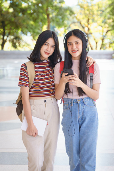 亚洲大学生在大学校园里聊天。