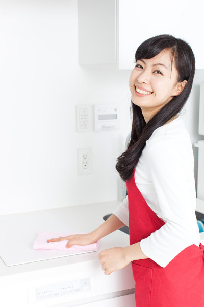 打扫厨房的日本妇女