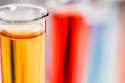 实验室中的试管。药物发现，药理学和生物技术概念。科学和医学研究背景。