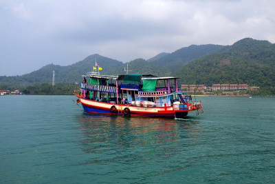 邦宝湾和游船在泰国Koh Chang。