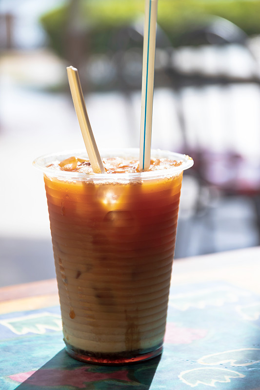 Teh C Peng Special(三层奶茶)由(底部)茶，蒸牛奶和马六甲(棕榈糖)糖浆组成。