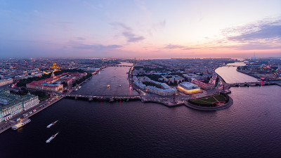 美丽的空中夜景在圣彼得堡，俄罗斯，维丝利夫斯基岛在日落，Rostral Columns，海军部，宫殿