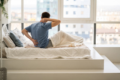 背部疼痛，男人背部疼痛在卧室