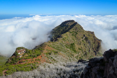 在山区的徒步旅行路线