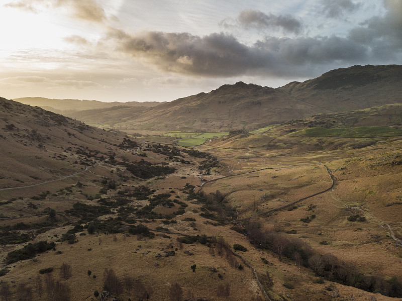 英国湖区的Blea Tarn和langdale Range的独特无人机日出景观图片