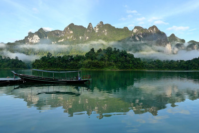 大坝的山景
